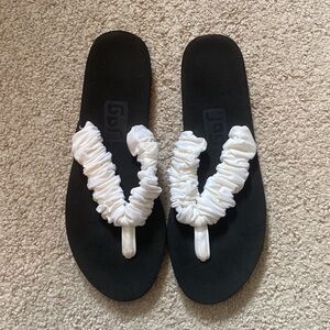 New Rare Jag Size 9-10 Black And White Ruffle Flip Flop Sandals